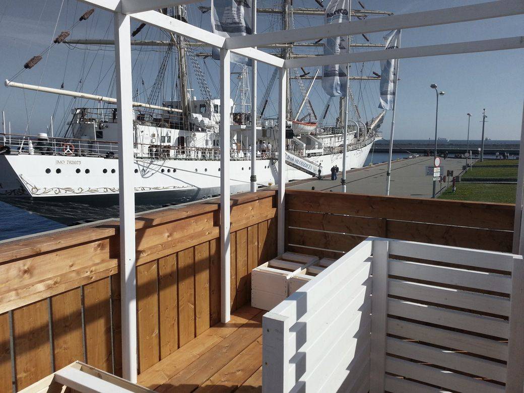 widok na Gdynię roztaczający się z tarasu PONADTO